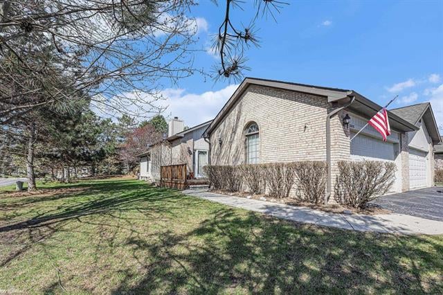 front view picture of 33857 Oakwood Dr, Sterling Heights, MI. 48312