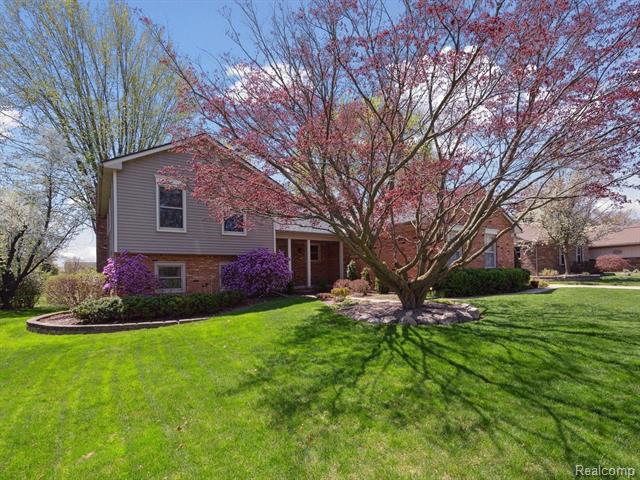 front view picture of 21231 Parklane Rd, Farmington, MI. 48335