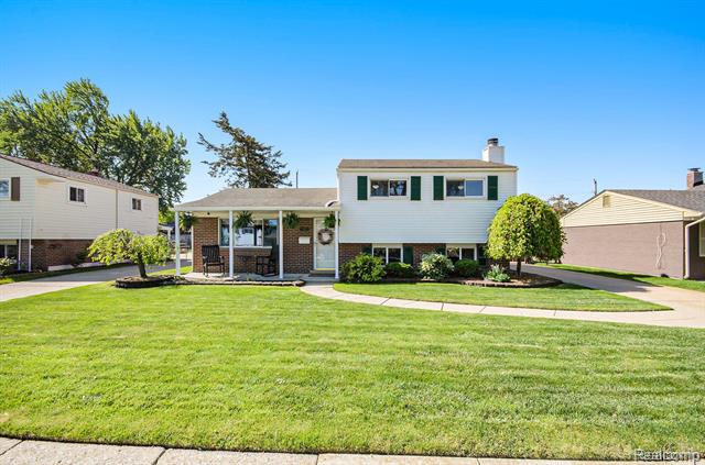 front view picture of 2426 Camel Dr, Sterling Heights, MI. 48310