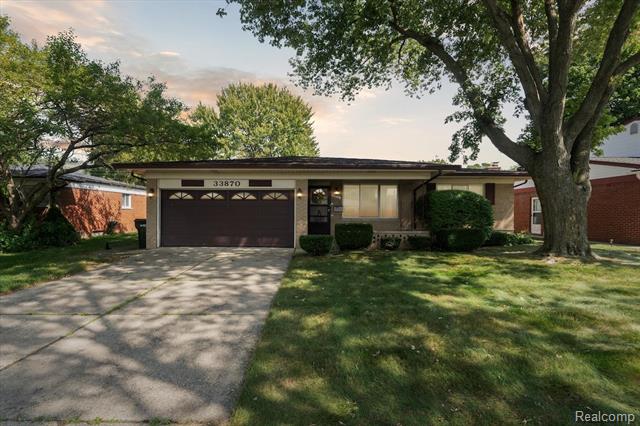 front view picture of 33870 Chatsworth Dr, Sterling Heights, MI. 48312