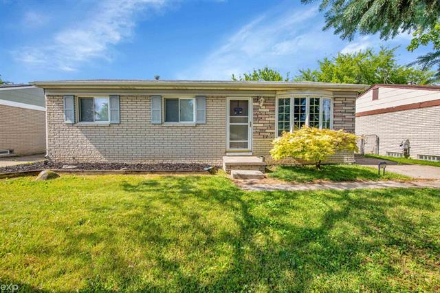 front view picture of 20215 Broadacres, Clinton Township, MI. 48035