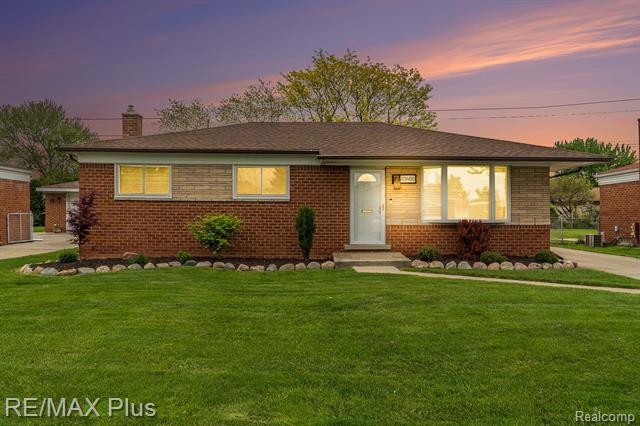 front view picture of 33466 Brownlea Dr, Sterling Heights, MI. 48312
