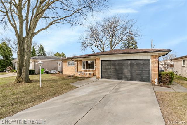front view picture of 33661 Ashton Dr, Sterling Heights, MI. 48312