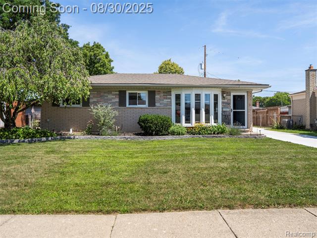 front view picture of 33500 Morrison Dr, Sterling Heights, MI. 48312