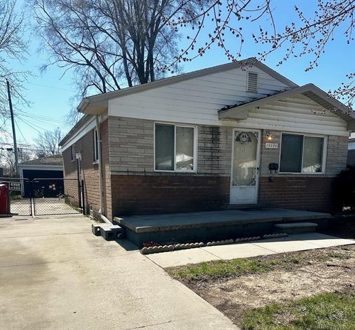 front view picture of 19598 Broadacres, Clinton Township, MI. 48035