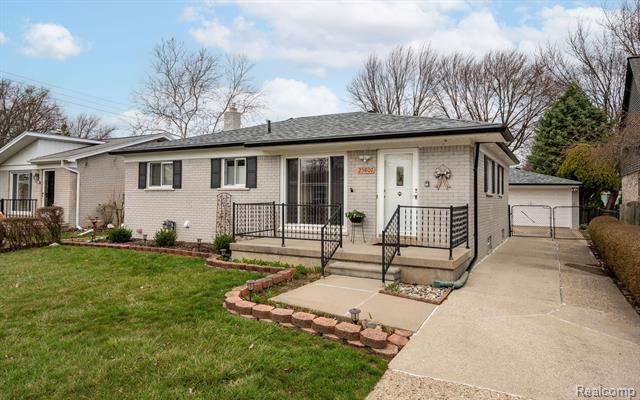front view picture of 23807 Lakewood, Saint Clair Shores, MI. 48082