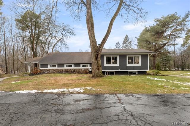 front view picture of 45401 W 9 Mile Rd, Novi, MI. 48374