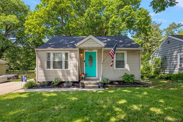 front view picture of 21531 Collingham Ave, Farmington, MI. 48336