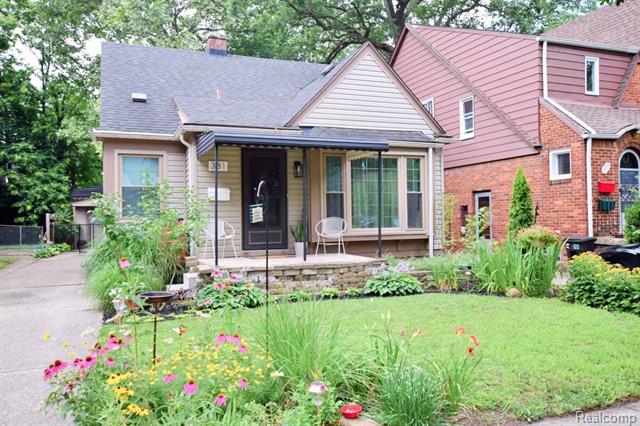 front view picture of 381 W Chesterfield St, Ferndale, MI. 48220