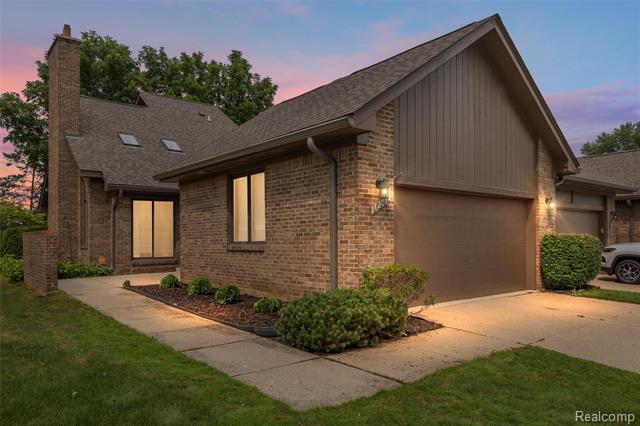 front view picture of 16281 N Pine Ridge Dr, Fraser, MI. 48026