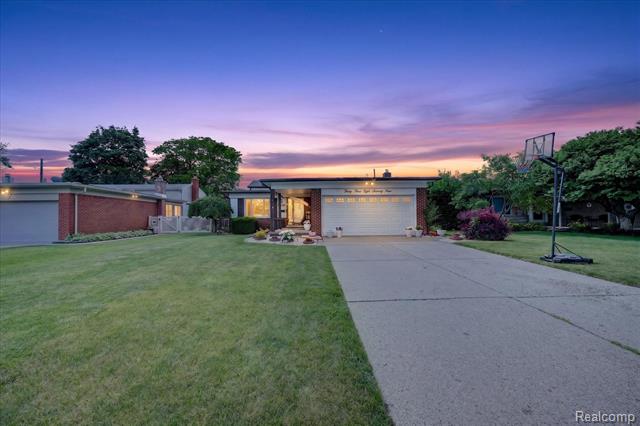 front view picture of 33879 Brookshire Dr, Sterling Heights, MI. 48312