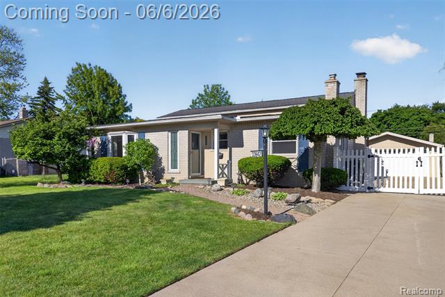 front view picture of 33942 Coachwood Dr, Sterling Heights, MI. 48312