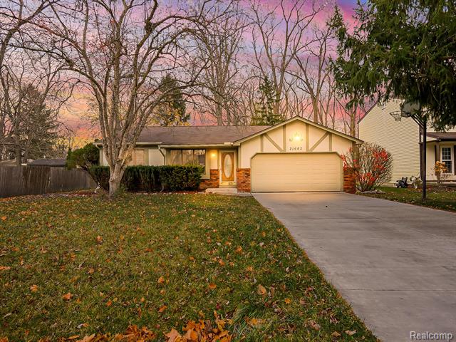 front view picture of 21662 Flanders St, Farmington, MI. 48335