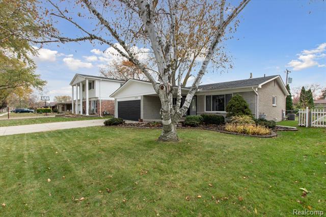 front view picture of 11126 Fairway Dr, Sterling Heights, MI. 48312