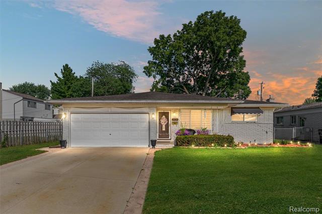 front view picture of 34126 Foxboro Dr, Sterling Heights, MI. 48312