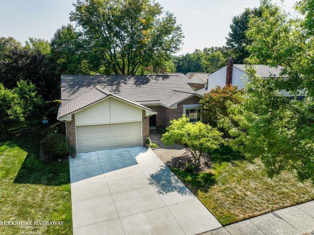 front view picture of 12370 Prairie Dr, Sterling Heights, MI. 48312