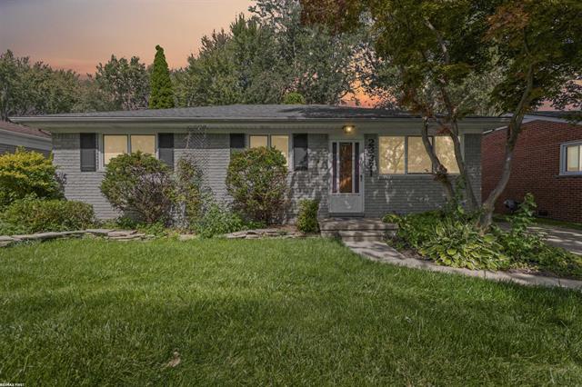 front view picture of 23371 Deanhurst, Clinton Township, MI. 48035
