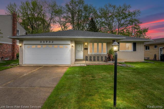 front view picture of 33732 Mina Dr, Sterling Heights, MI. 48312