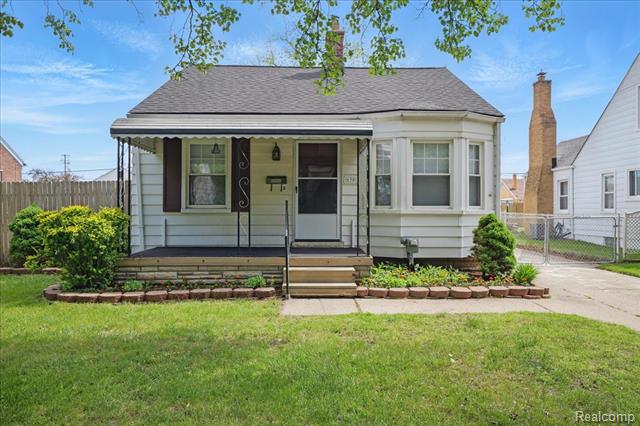 front view picture of 690 E Chesterfield St, Ferndale, MI. 48220