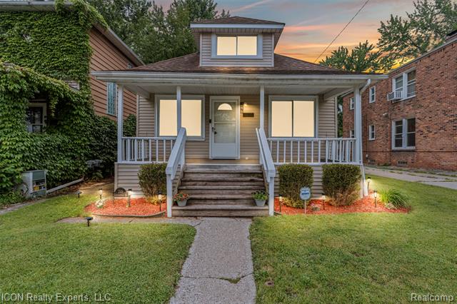 front view picture of 246 E Chesterfield St, Ferndale, MI. 48220
