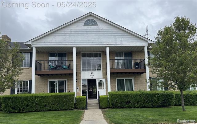 front view picture of 34751 Kimberly Dr Seaton Dr, Sterling Heights, MI. 48312