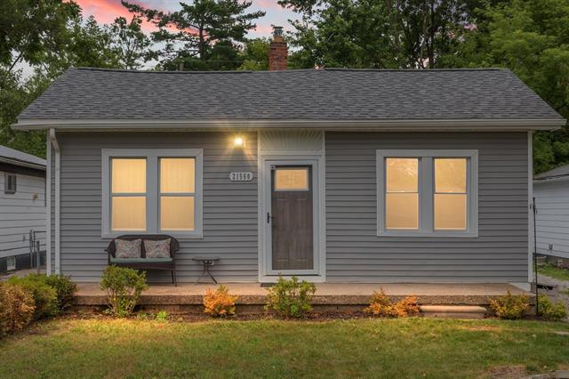 front view picture of 21560 Poinciana St, Southfield, MI. 48033