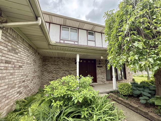 front view picture of 35070 Maureen Dr, Sterling Heights, MI. 48310