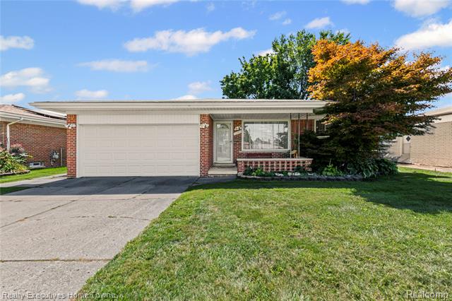 front view picture of 11248 Forrer Dr, Sterling Heights, MI. 48312