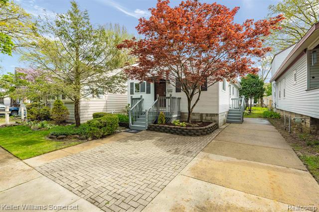 front view picture of 325 E Chesterfield St, Ferndale, MI. 48220