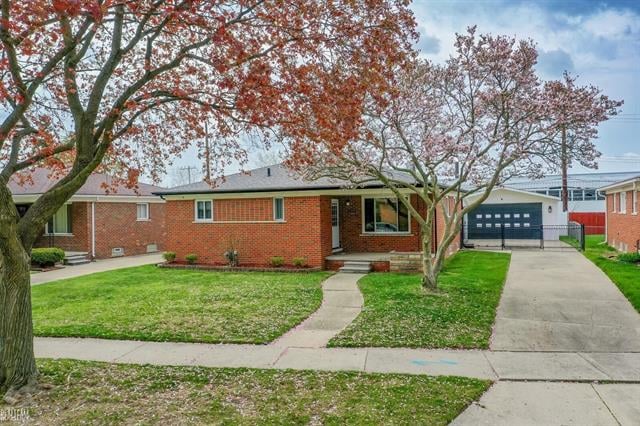front view picture of 14241 Greenbriar St, Oak Park, MI. 48237