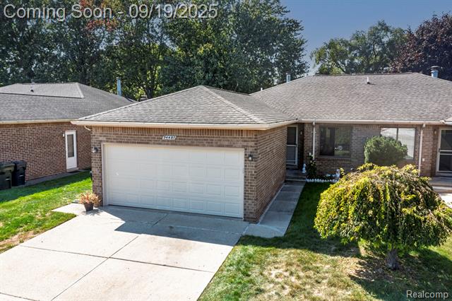 front view picture of 34457 Maple Lane Dr, Sterling Heights, MI. 48312