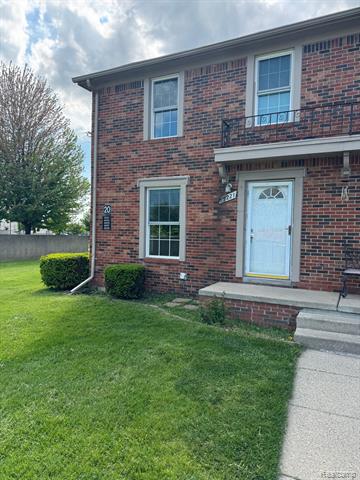 front view picture of 35221 Tall Oaks Dr, Sterling Heights, MI. 48312
