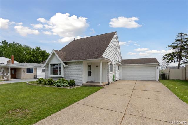 front view picture of 35728 Dunston Dr, Sterling Heights, MI. 48310