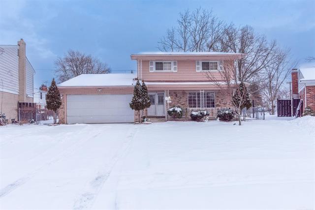 front view for 35630 Annette Dr, Sterling Heights, Mi. 48310