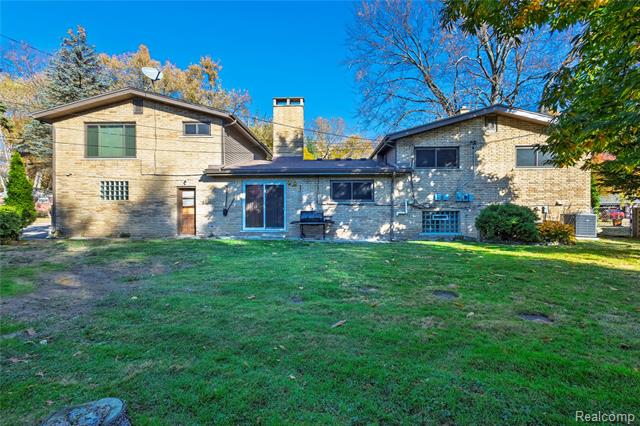 front view picture of 35163 Dumbarton, Harrison Township, MI. 48045