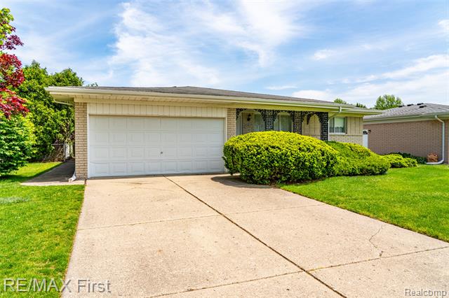 front view picture of 35624 Bonneville Dr, Sterling Heights, MI. 48312