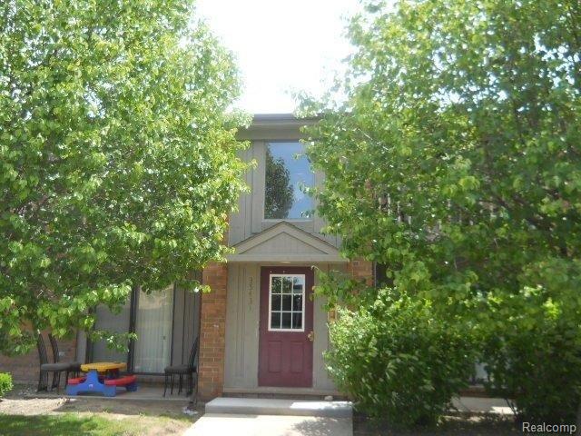 front view picture of 35431 Hickory Woods Dr, Clinton Township, MI. 48035