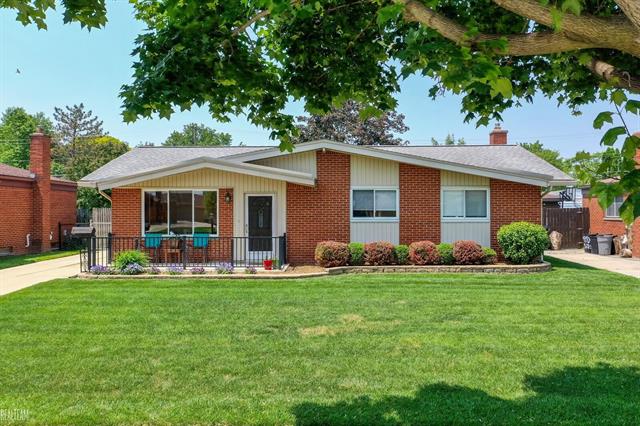front view picture of 35697 Malibu Dr, Sterling Heights, MI. 48312