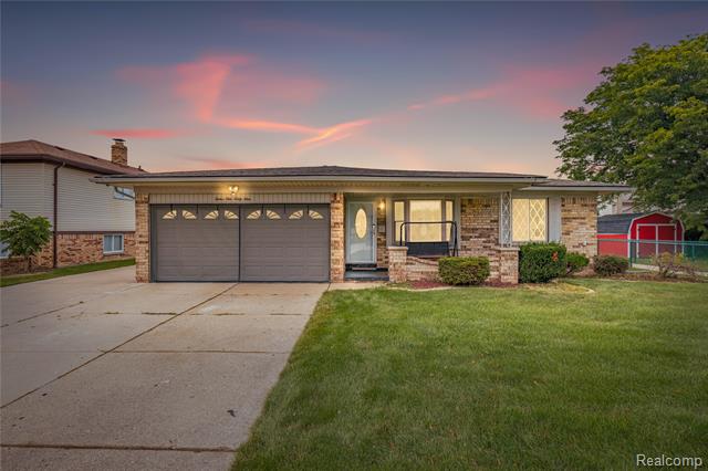 front view picture of 12969 Canterbury Dr, Sterling Heights, MI. 48312