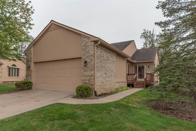 front view picture of 35555 Lone Pine Ln, Farmington, MI. 48335