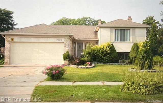 front view picture of 13525 Canterbury Dr, Sterling Heights, MI. 48312