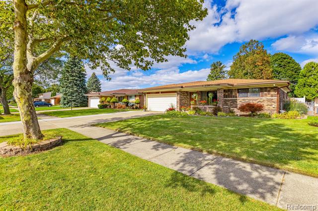 front view picture of 13487 Brougham Dr, Sterling Heights, MI. 48312