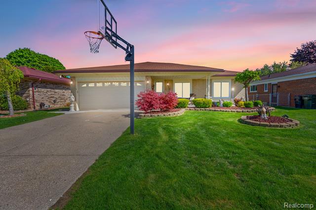 front view picture of 13511 Brougham Dr, Sterling Heights, MI. 48312