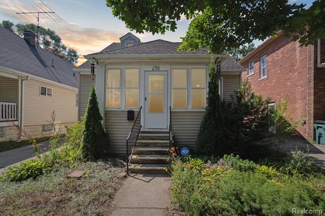 front view picture of 295 W Webster St, Ferndale, MI. 48220