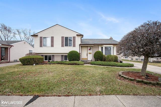 front view picture of 11900 Canterbury Dr, Sterling Heights, MI. 48312