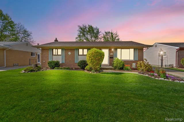 front view picture of 11928 Canterbury Dr, Sterling Heights, MI. 48312