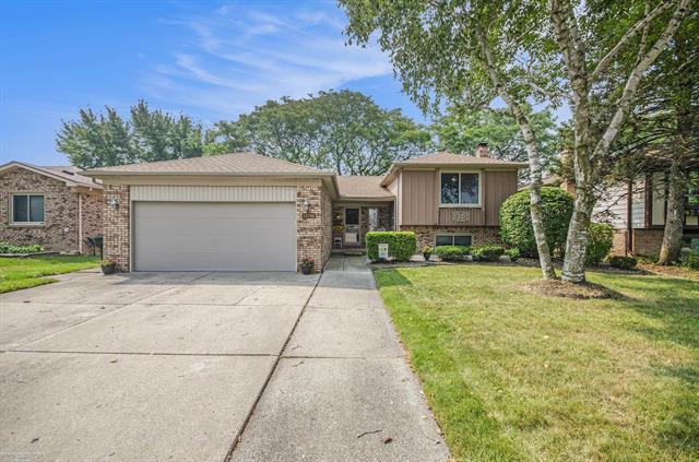 front view picture of 13746 Canterbury Dr, Sterling Heights, MI. 48312