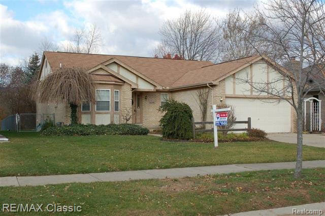 front view picture of 36595 Maplewood Dr, Sterling Heights, MI. 48310