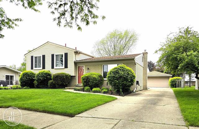 front view picture of 11929 Canterbury Dr, Sterling Heights, MI. 48312