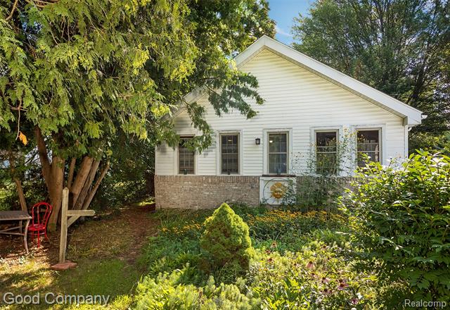 front view picture of 404 Laprairie St, Ferndale, MI. 48220